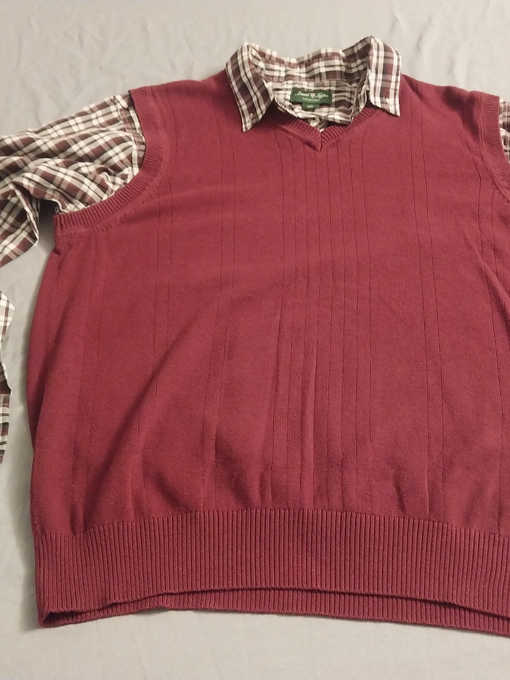 David Taylor Collection Men's Burgundy V-Neck Sweater Vest #043